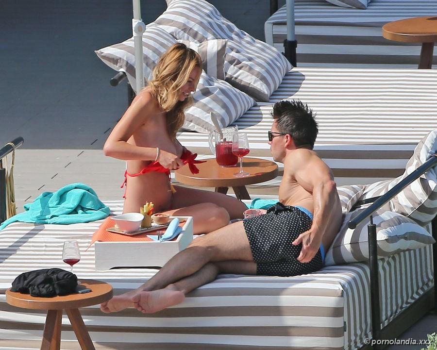 Gostosa flagrada fazendo topless - Foto 208145