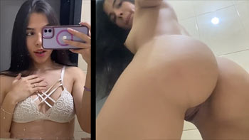 Novinha magrinha caiu na net se exibindo no banheiro